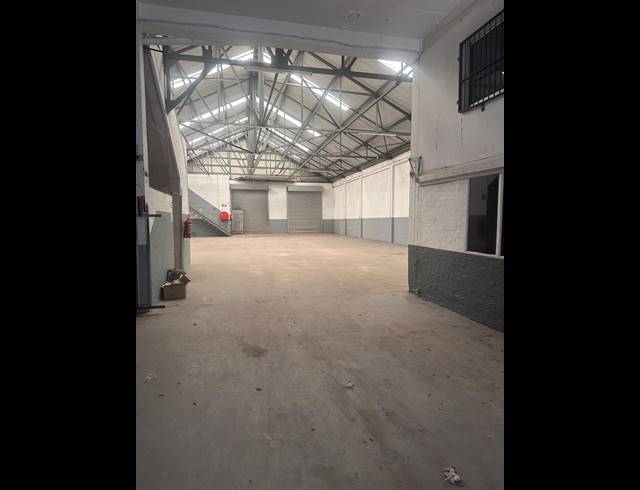 700M² WAREHOUSE TO LET IN SOUTH BEACH